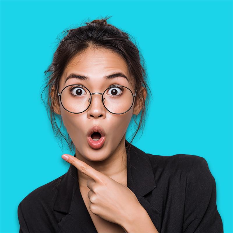 Junge Frau ist begeistert wie einfach directcar funktioniert